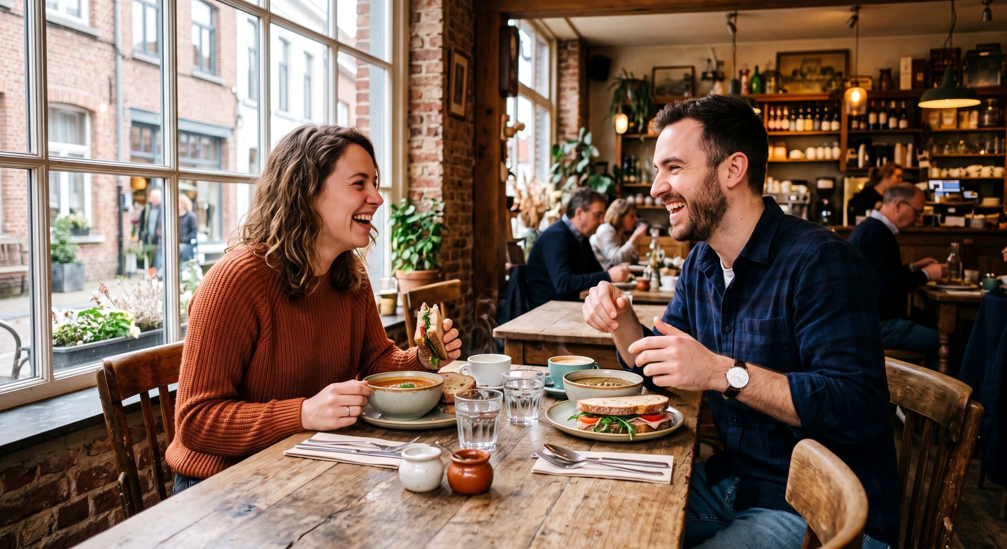 Collega's die samen lunchen bij Vork & Tas
