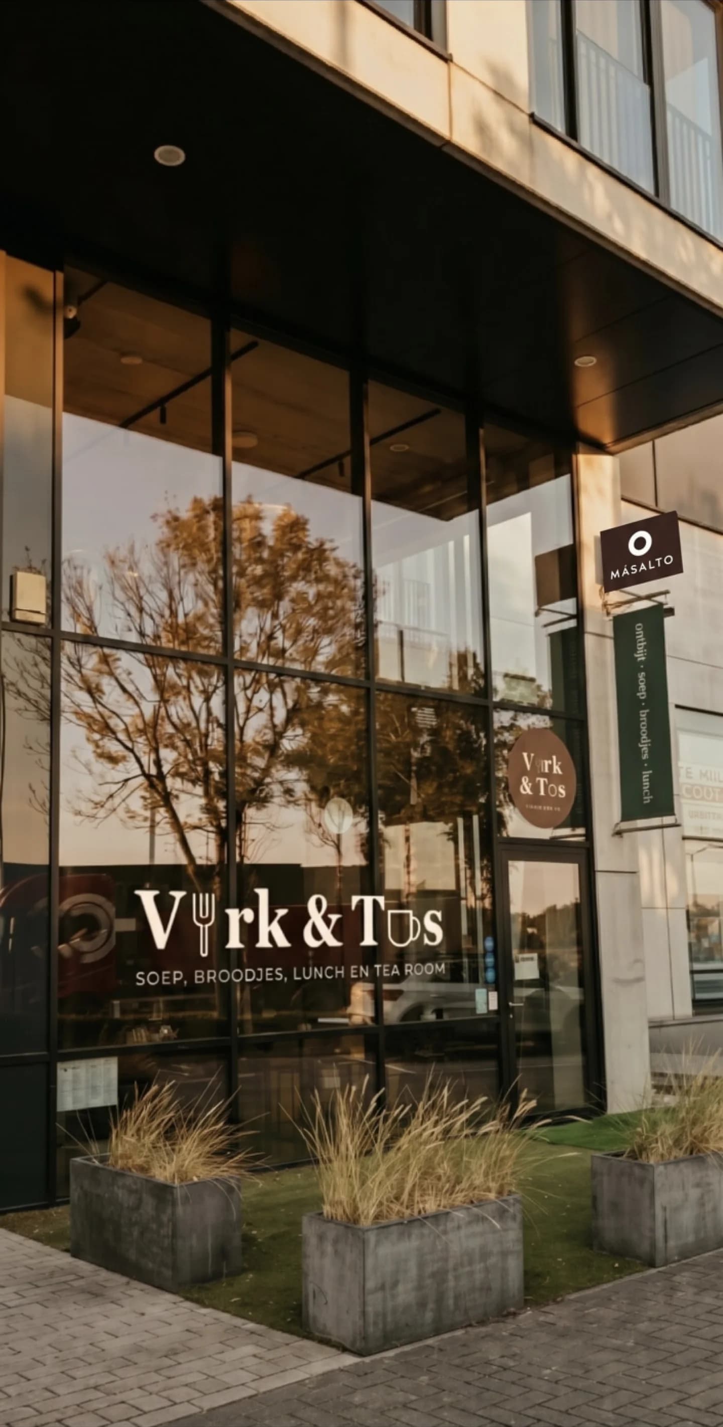 De gevel van Vork en Tas aan de Europalaan in avondlicht
